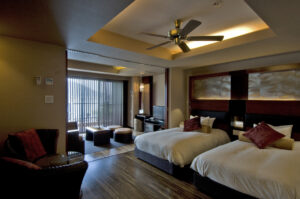 现代日式旅馆客房内的双床