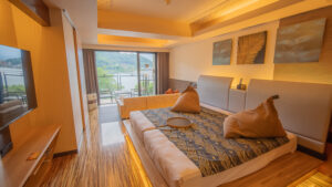 带阳台的日式旅馆客房中的双床。