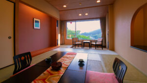 Habitación de tatami con mesa baja y asientos junto a la ventana