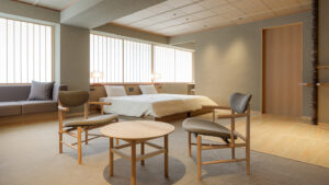 带双床、椅子和圆桌的卧室