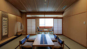 设有矮桌和坐椅的榻榻米客房