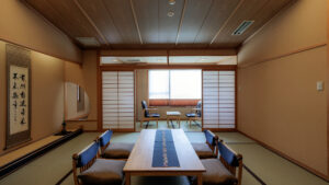 带矮桌和窗边座位的榻榻米房间