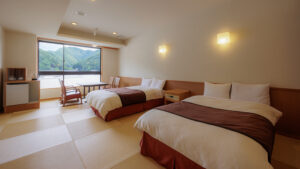 带窗边座位的榻榻米客房中的双床