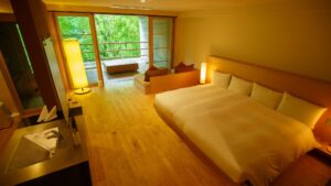 大きなベッド、ソファ、バルコニーの眺望がある寝室