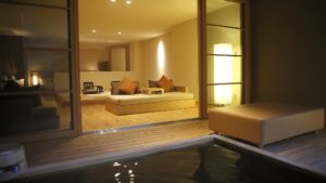 客室内側に面した専用露天風呂