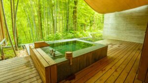 竹林のそばの木製デッキにある専用露天風呂
