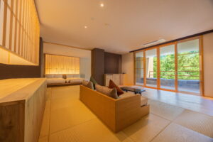 ロースファと寝室スペースのある畳の部屋