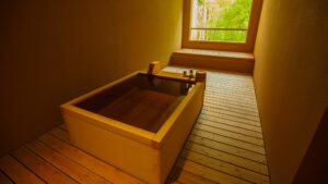 客室の窓際にある木製の湯船