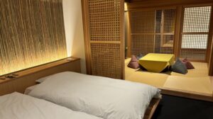 架高榻榻米座位区旁的日式床铺