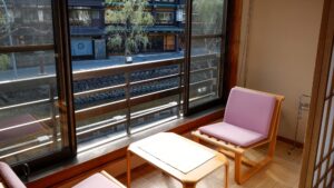 客房窗边的桌椅