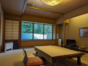 带矮桌和坐垫椅的榻榻米房间