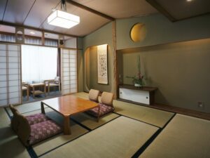 Chambre en tatami avec table basse et chaises de sol