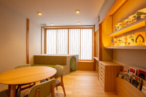 테이블, 의자, 선반과 어린이 놀이 공간이 있는 객실