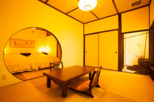 낮은 테이블과 침실 공간이 있는 다다미방