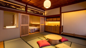 낮은 테이블과 방석이 있는 다다미방