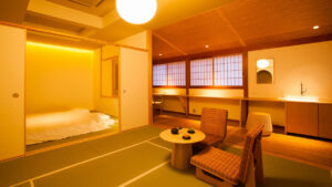 낮은 테이블, 의자, 침실 공간이 있는 다다미방