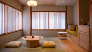낮은 테이블과 벤치가 있는 다다미 좌석 공간