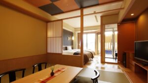 Gästezimmer mit Tatami-Sitzbereich und Schlafzimmer
