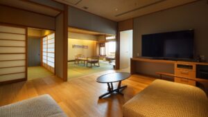 Zimmer im japanischen Stil mit niedrigem Tisch und Sitzbereich