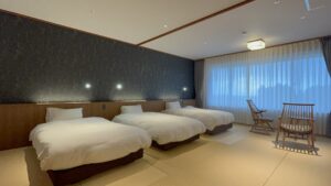 Drei Betten in einem Tatami-Gästezimmer