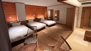 Drei Betten in einem Gästezimmer im Tatami-Stil