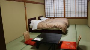 Zwei Einzelbetten neben einem niedrigen Tisch im Tatami-Zimmer
