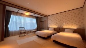 Zwei Einzelbetten in einem Tatami-Gästezimmer