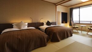 Zwei Betten in einem Tatami-Gästezimmer