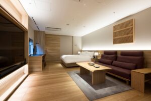 Chambre moderne avec lit, canapé et table basse