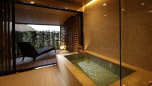 Bain en plein air privé à côté d’une chaise longue de balcon