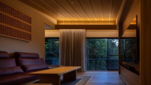 Coin salon avec canapé et table près de grandes fenêtres