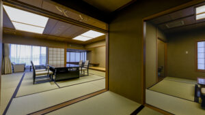 Chambre d’hôtes en tatami avec table basse et chaises