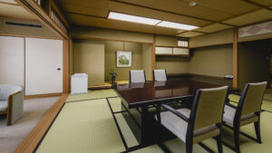 Chambre en tatami avec table basse et chaises
