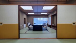 Chambre en tatami avec table basse et chaises