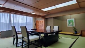 Chambre en tatami avec table basse et chaises