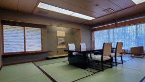 Chambre en tatami avec table basse et chaises