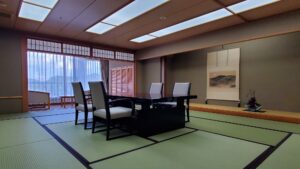 Chambre en tatami avec table basse et chaises