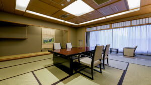 Chambre en tatami avec table basse et chaises près de la fenêtre
