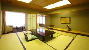 Chambre en tatami avec table basse et chaises de sol