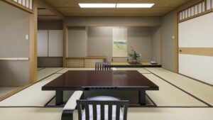 Chambre en tatami avec table basse et chaises de sol