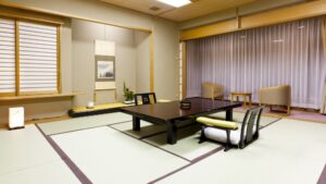 Chambre en tatami avec table basse et chaises de sol