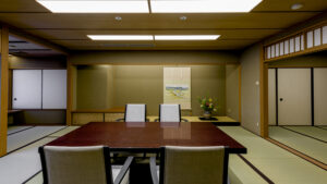 Chambre en tatami avec table basse et chaises de sol