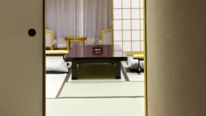 Chambre en tatami avec table basse et coussins de sol