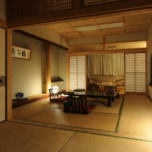 낮은 테이블과 좌식 의자가 있는 다다미 객실