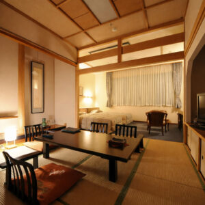 낮은 테이블, 의자, 침대가 있는 다다미 객실