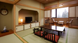 낮은 테이블, 좌식 의자, 창문이 있는 다다미 객실