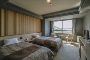 창가 옆 객실의 트윈 침대