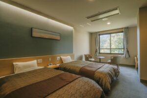 창가 좌석이 있는 객실의 트윈 침대