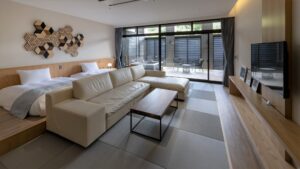 Lits et canapé dans une chambre moderne