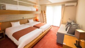 Chambre avec lits jumeaux et lit superposé supérieur